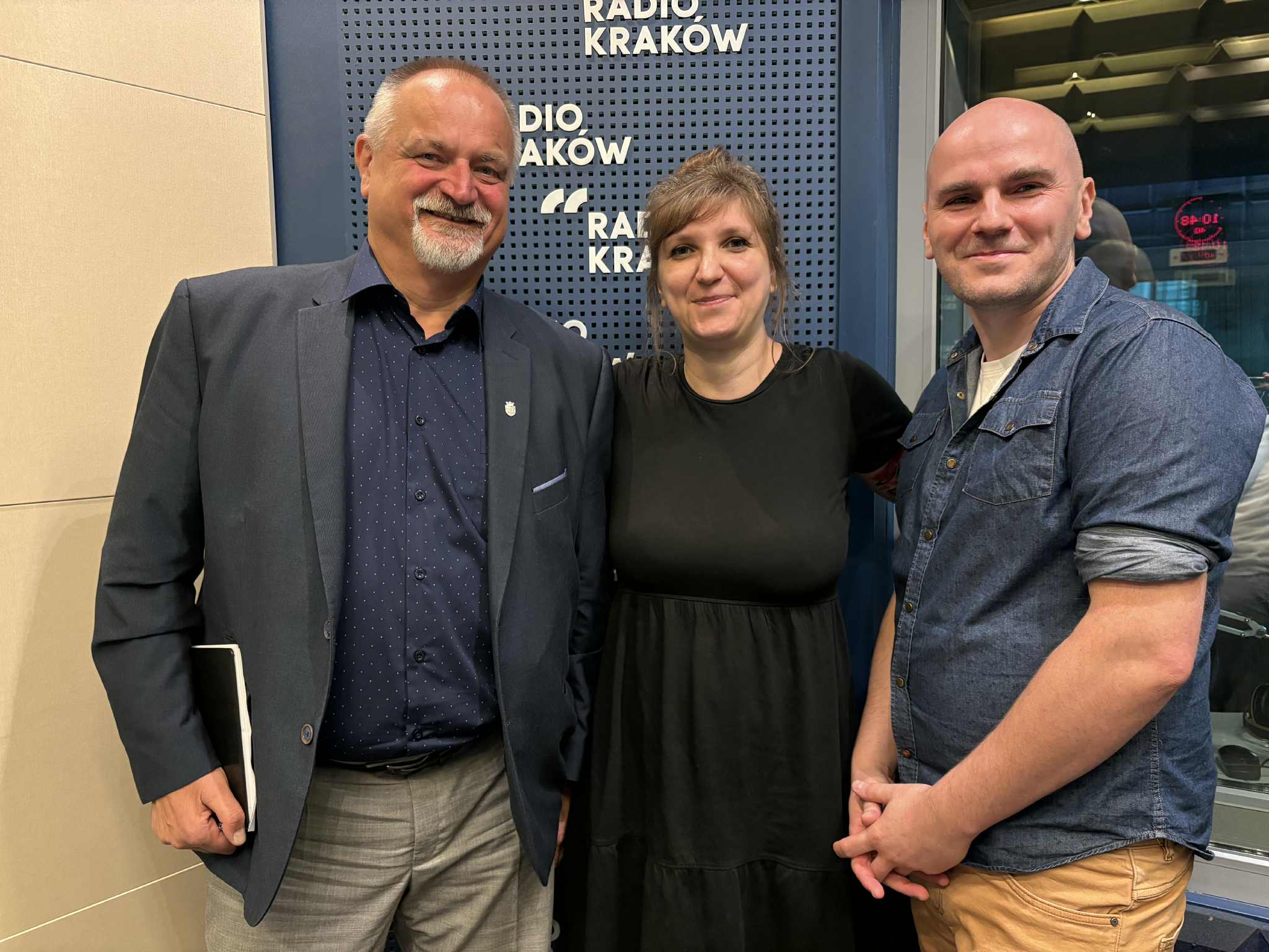 Prof. Sylwester Tabor, Monika Konieczna i Szymon Bałek w studiu Radia Kraków, fot. Sylwia Paszkowska
