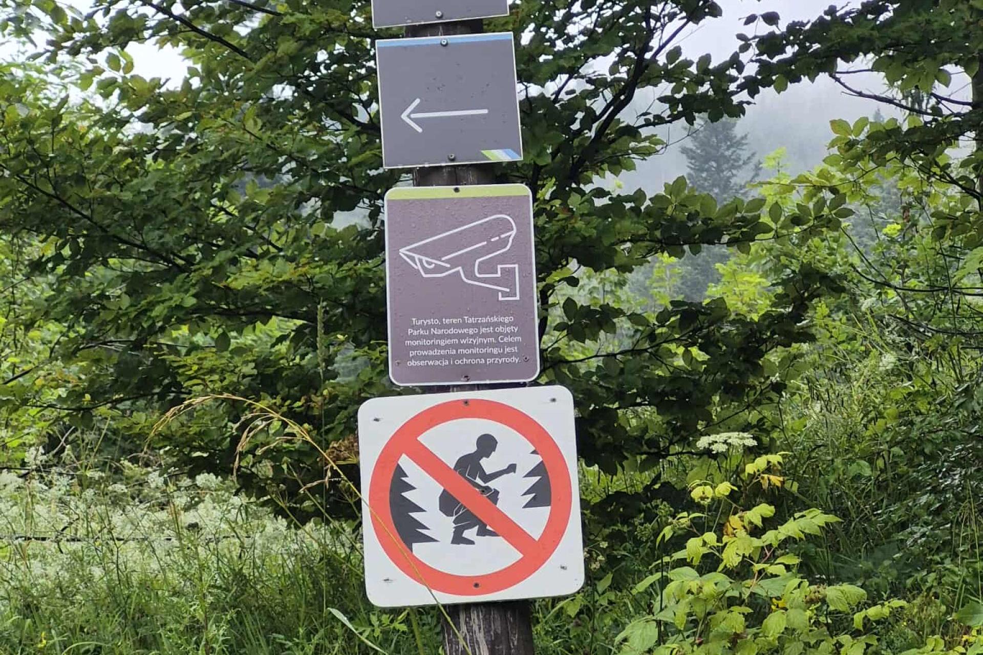 Kontrowersyjny znak zakazu ?za potrzebą? w Kuźnicach. TPN tłumaczy, o co chodzi