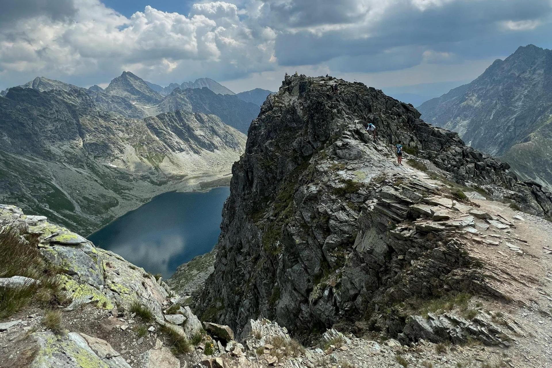 Kuszą ceną, narażają życie turystów. Czarne przewodnictwo w Tatrach