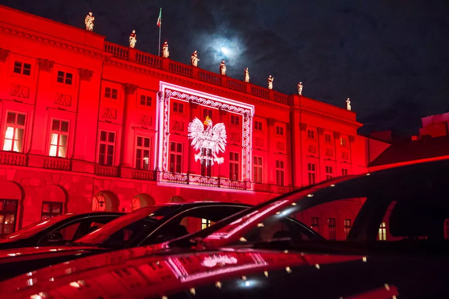 25 rocznica przekazania nowo wybranemu po przemianach ustrojowych prezydentowi Lechowi Wałęsie insygniów przez ostatniego Prezydenta RP na uchodźstwie Ryszarda Kaczorowskiego. Uroczystość odbył się 22 grudnia 1990 roku na Zamku Królewskim w Warszawie.  Na fasadzie Pałacu Prezydenckiego została wyświetlona iluminacja przedstawiająca Proporzec Prezydenta Rzeczypospolitej Polskiej / fot. prezydent.pl 