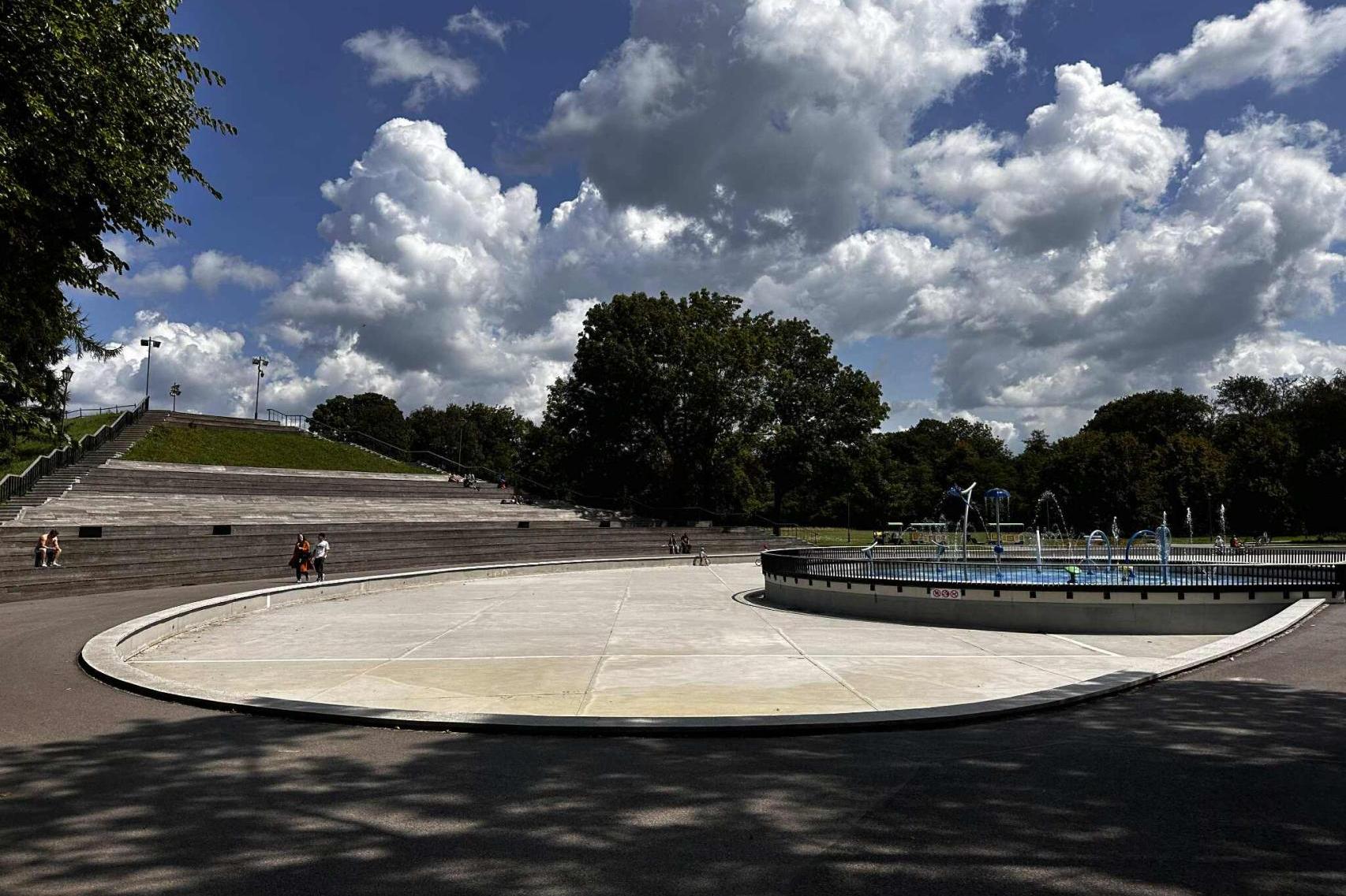 Sadzawka w parku Jordana w Krakowie bez wody. "Nie ma pieniędzy"