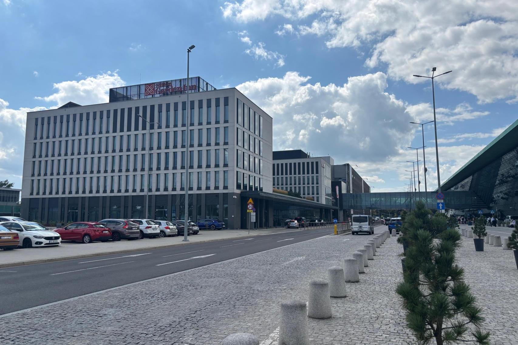Hotel zamiast parkingu na lotnisku Kraków Airport. Będzie miał 170 pokoi, bary i przestrzeń konferencyjną