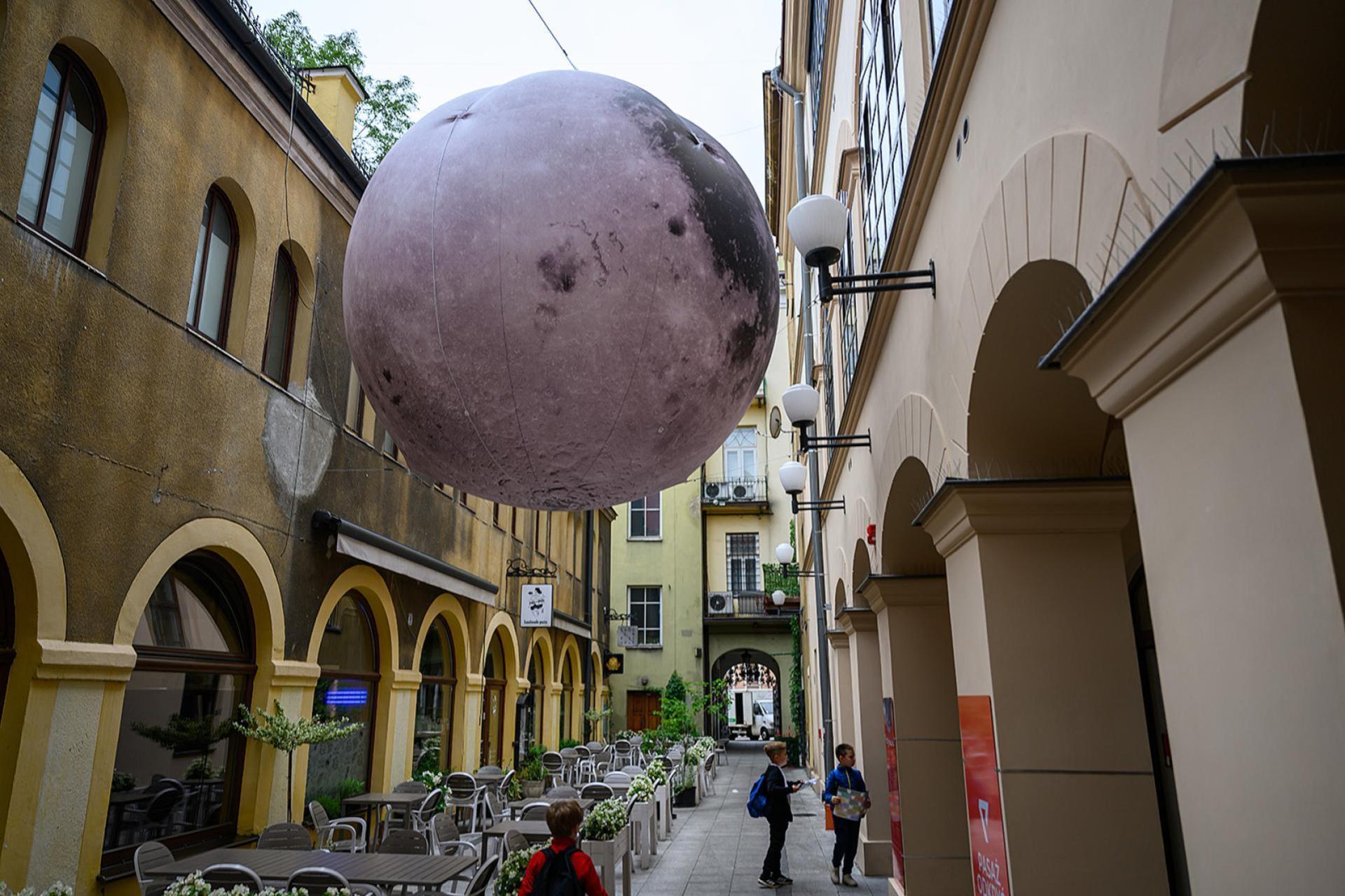 Księżyc znów w pełni. Do tarnowskiego Pasażu Tertila wrócił ziemski satelita