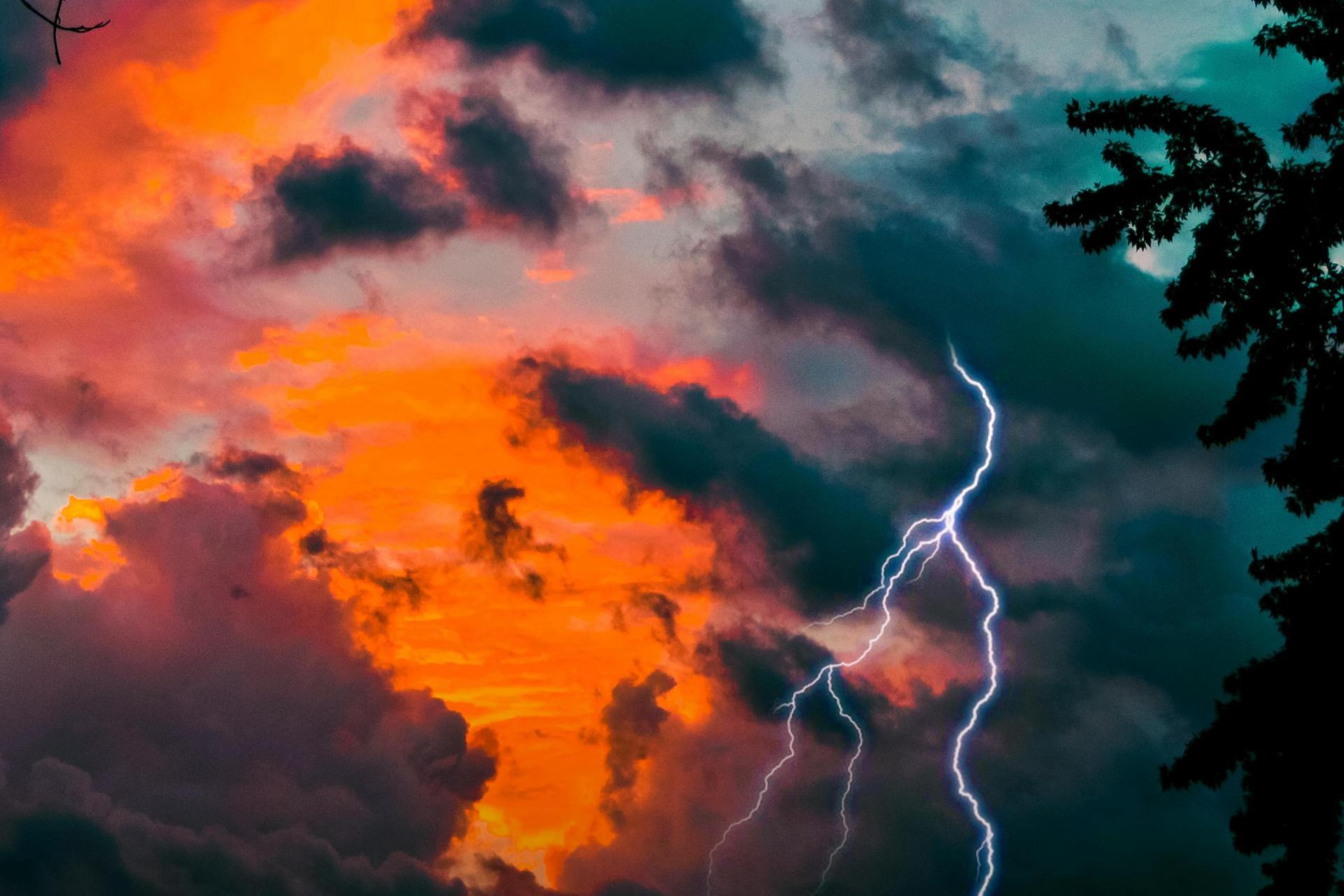 Synoptyk IMGW: w niedzielę burze; grad i do 20 mm deszczu