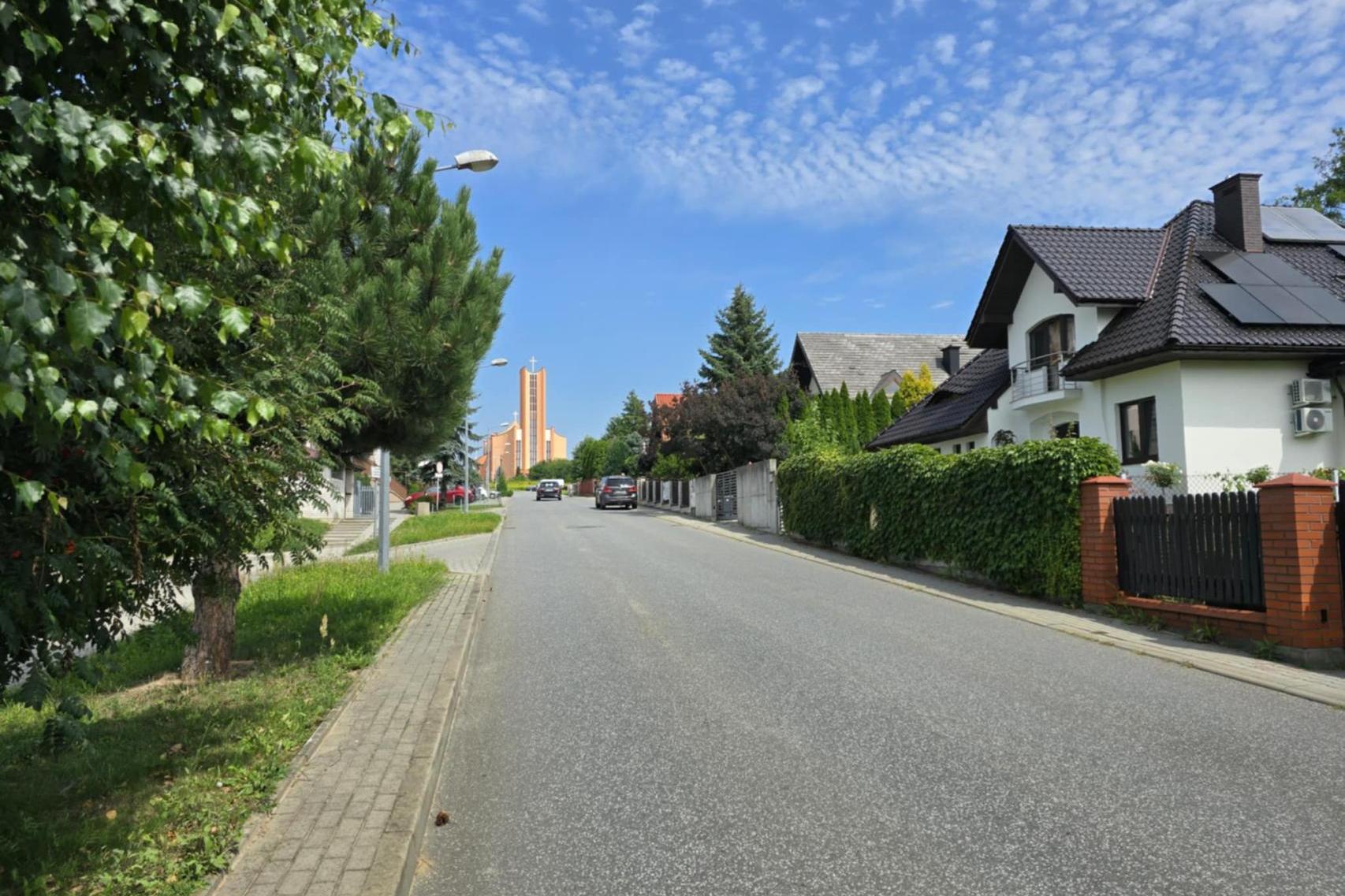 Piraci drogowi na osiedlowych ulicach w Tarnowie. Mieszkańcy: "Tu kiedyś dojdzie do tragedii"