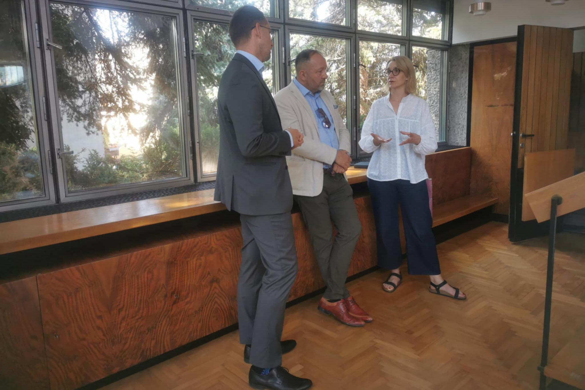 Prezydent Jakub Kwaśny, poseł PIotr Górnikiewicz i dyrektorka BWA Ewa Łączyńska-Widz. / fot: B. Maziarz