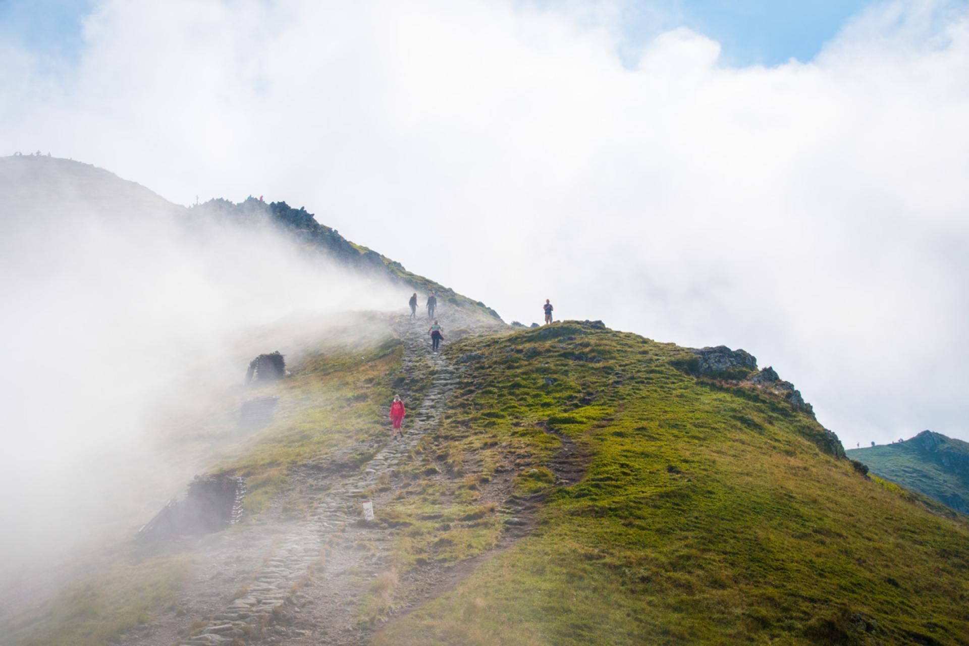 Tatry oblegane przez turystów. Jak uniknąć kolejek?
