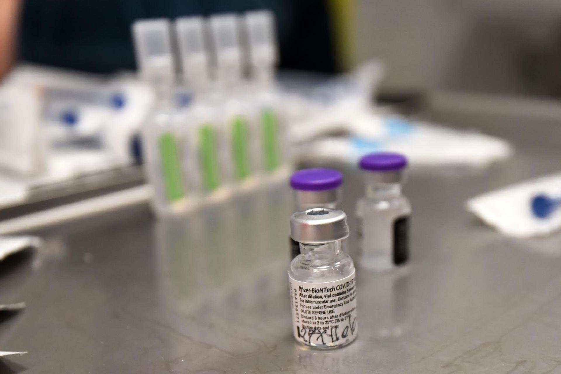 Szczepionki przeciwko COVID-19 i ich związek z udarami mózgu. Idealny przykład manipulacji