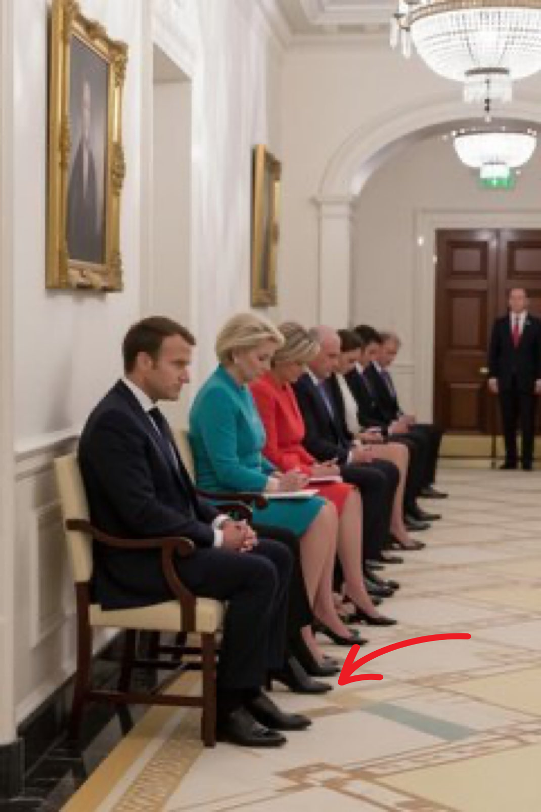 To fake! Policzcie nogi Macrona