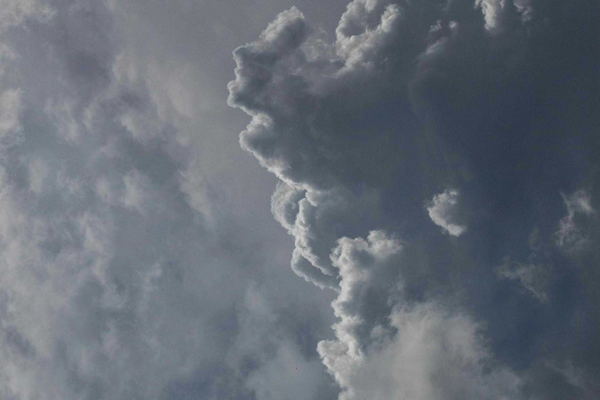 Piątek umiarkowanie ciepły, pochmurny i z przelotnymi opadami