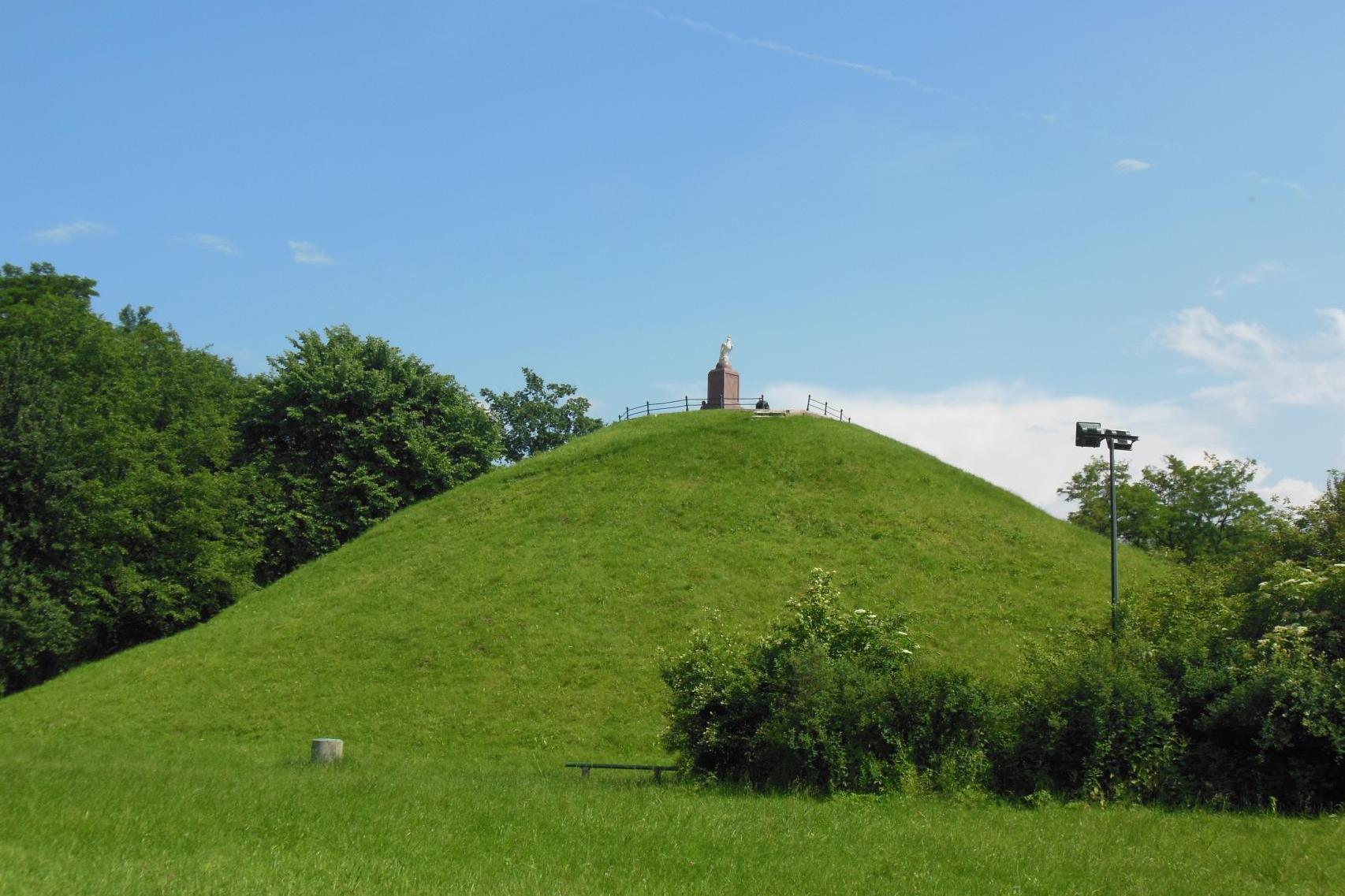 Kopiec Wandy niszczeje. Czy jest szansa na ratunek dla zabytku w Nowej Hucie?