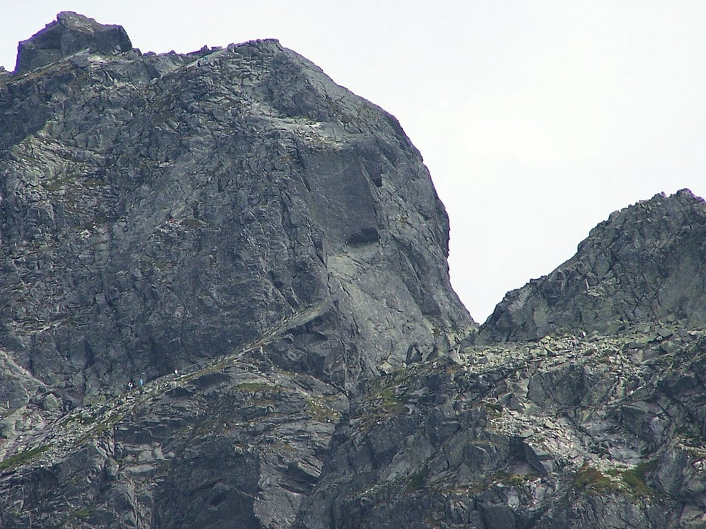 Tatry, Kozia Przełęcz, widok ze zboczy Małego Kościelca. Na skośnej półce w ścianie turyści (fot. Jerzy Opioła/Wikipedia)
