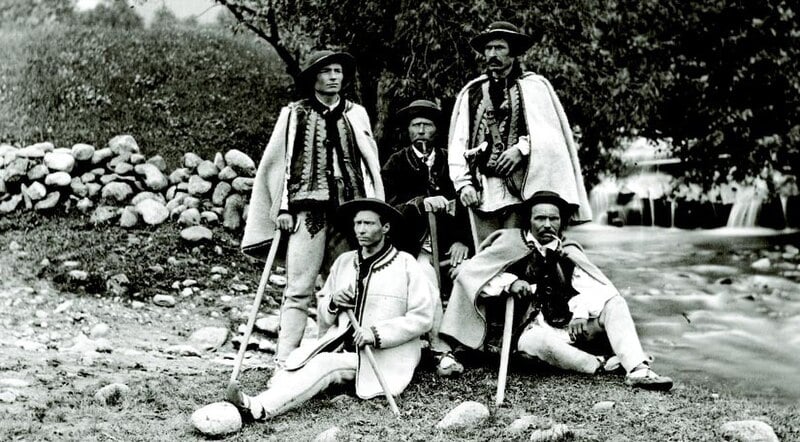 Przewodnicy tatrzańscy ok. 1877 r., – od lewej Wojciech Roj, Jędrzej Wala młodszy, Jędrzej Wala starszy, Szymon Tatar i Maciej Sieczka( 1877) - fot. Awit Schubert/Wikipedia