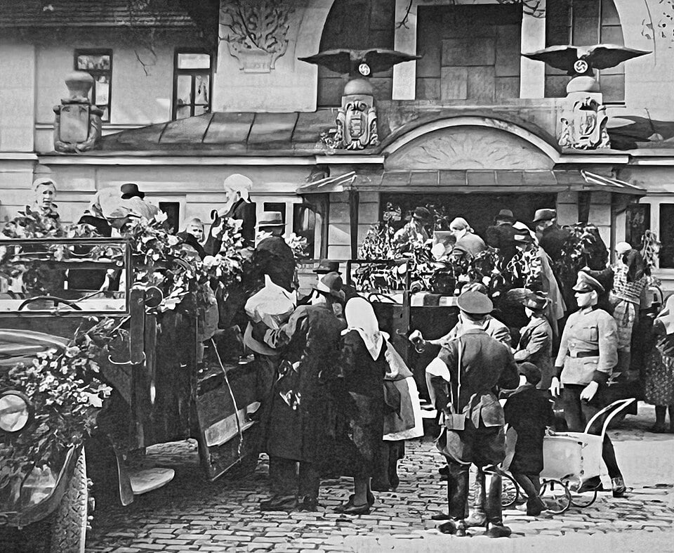 Powitanie osadników niemieckich na dworcu kolejowym w Żywcu, 1940. Widok fragmentu elewacji frontowej dworca (fot. Wikipedia)