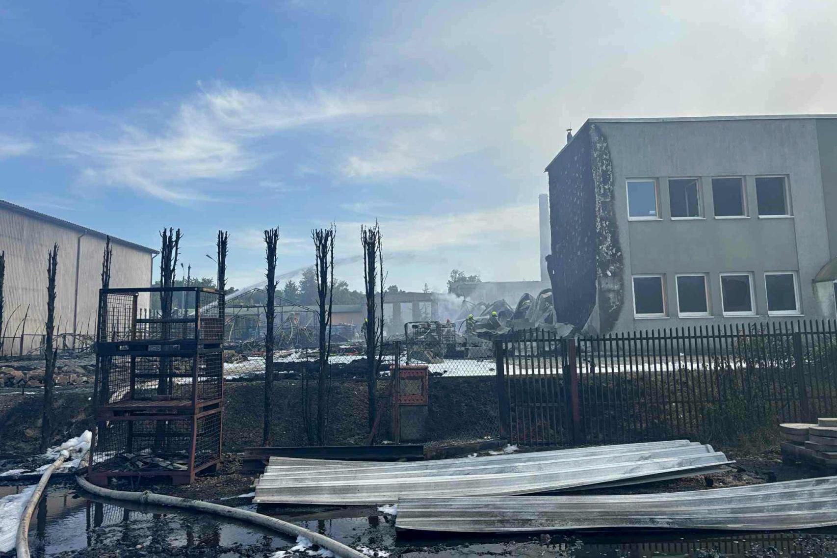 Strażacy wciąż są na miejscu pożaru w Tarnowie. Całą noc trwało dogaszanie pogorzeliska