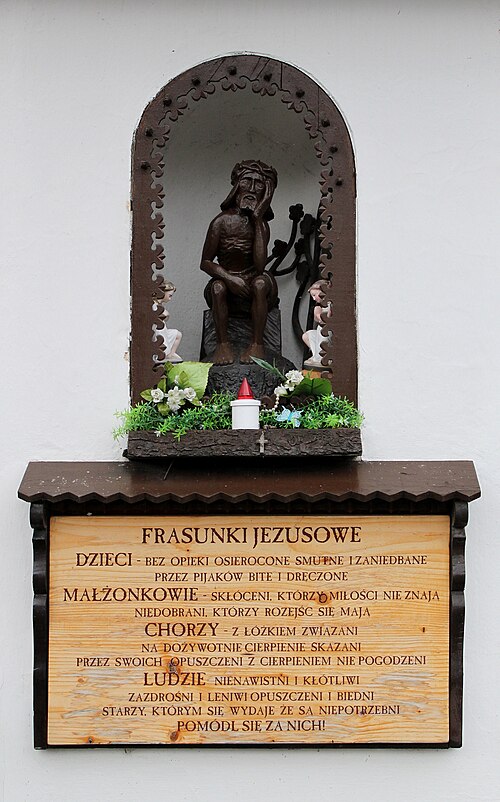 Chrystus Frasobliwy przed kościołem pw. Wszystkich Świętych w Krościenku nad Dunajcem (fot. Kamil Gwóźdź/Wikipedia)