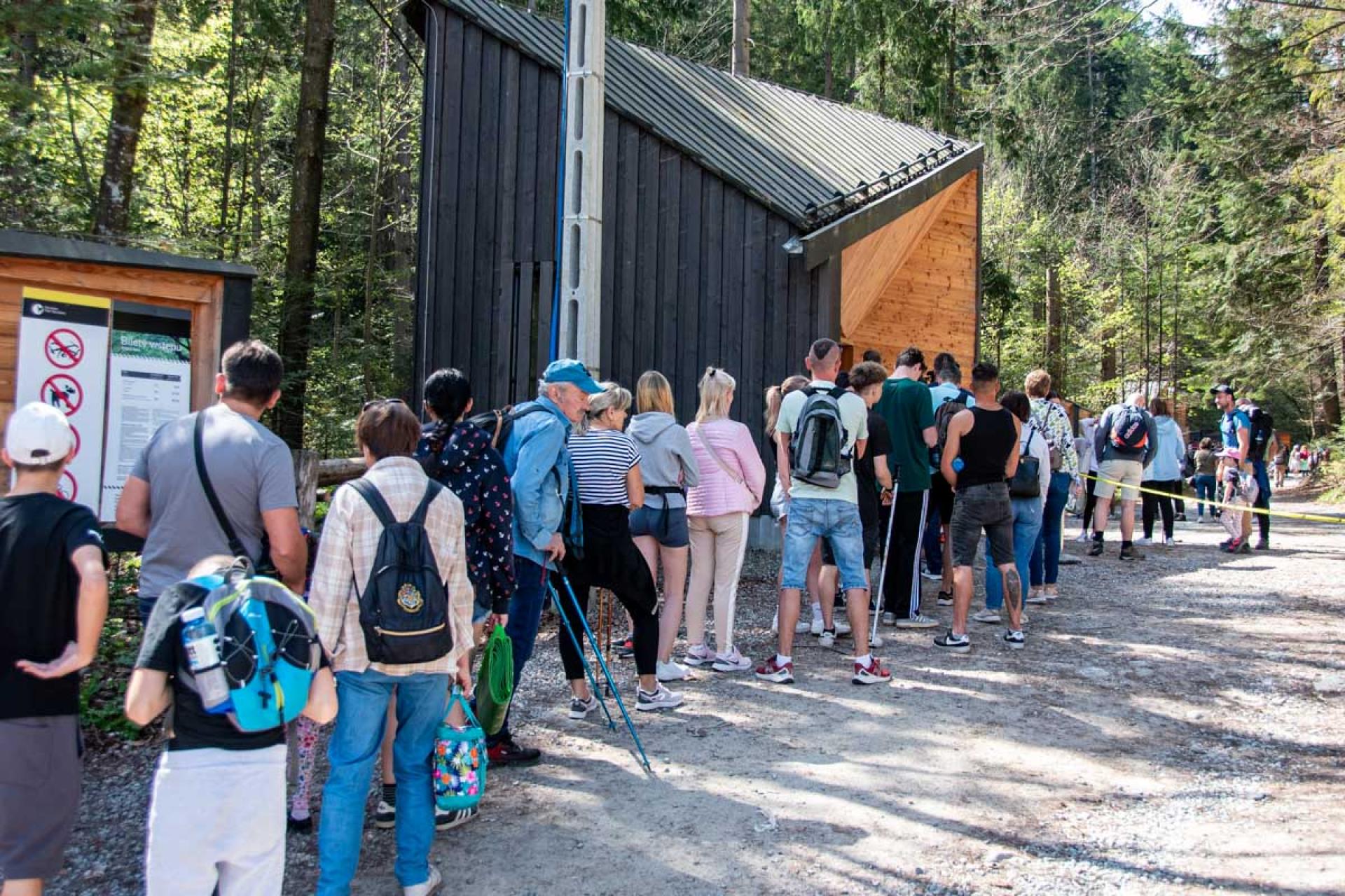 Setki tysięcy turystów w Tatrach. Policja: wakacje spokojne i bezpieczne