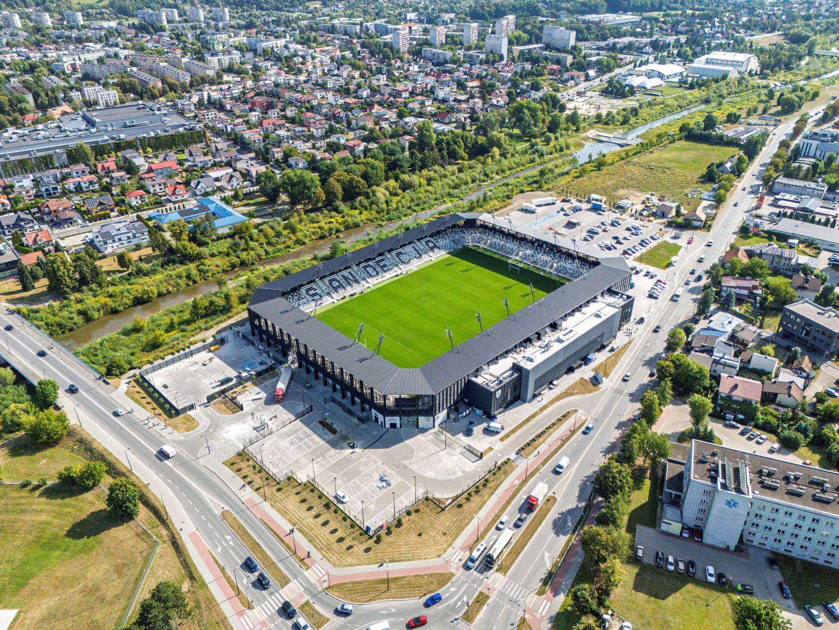 Nowy Sącz ma nowy stadion. Otwarcie z pompą, ale bez piłkarzy Sandecji i? niektórych dziennikarzy