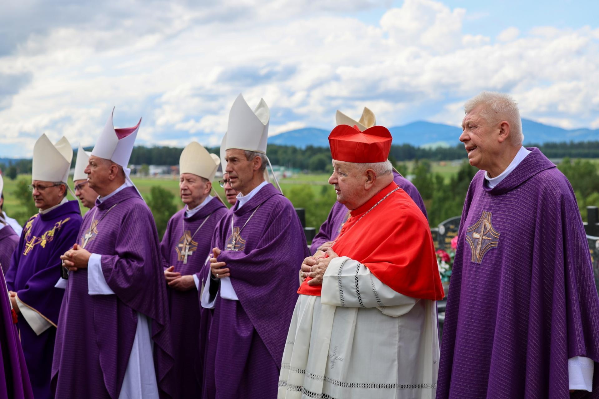 Biskup Jan Szkodoń spoczął na cmentarzu w rodzinnym Chyżnem na Orawie