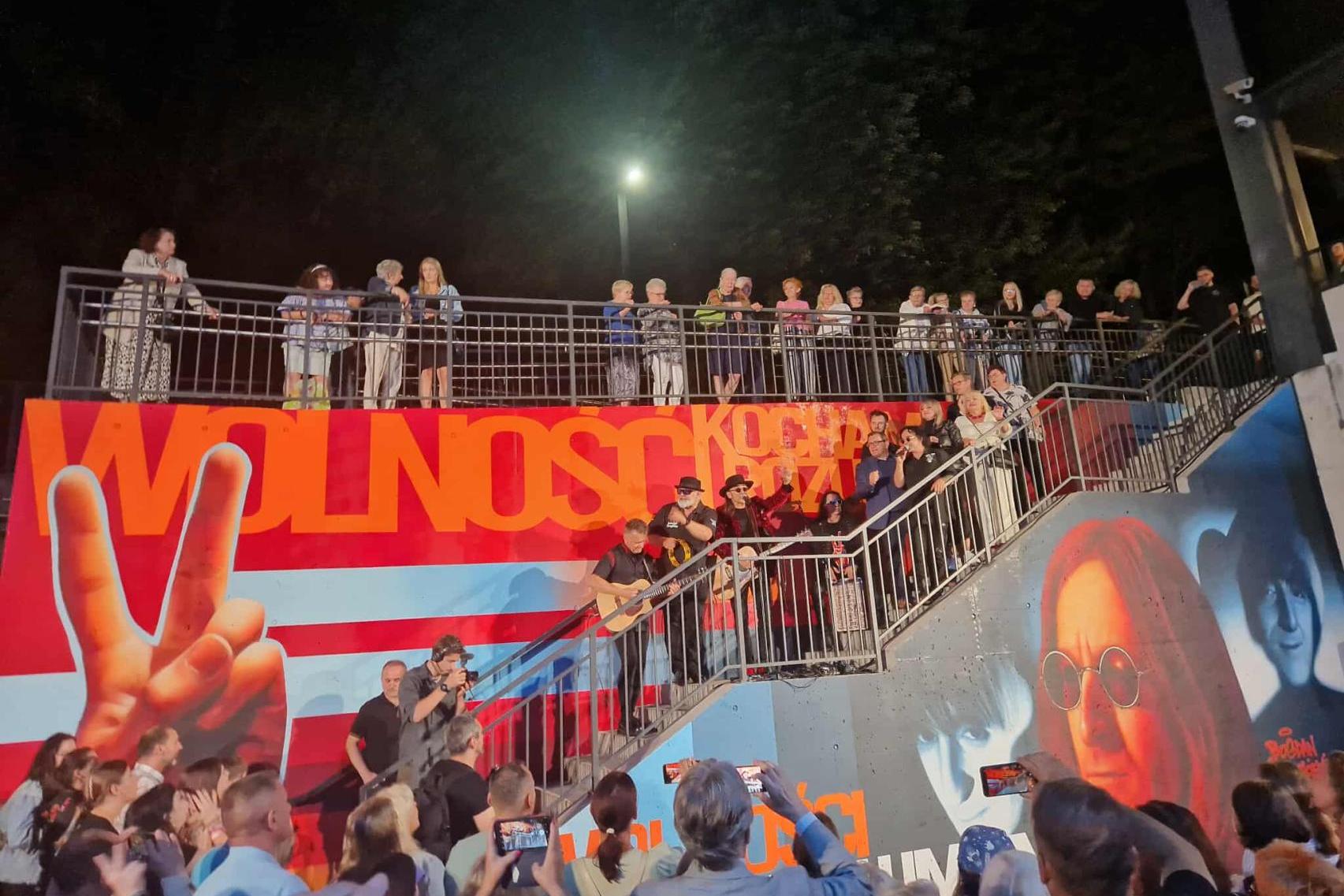 ?Kocham wolność? ? nowy mural w Nowej Hucie uświetnił postać legendarnego muzyka