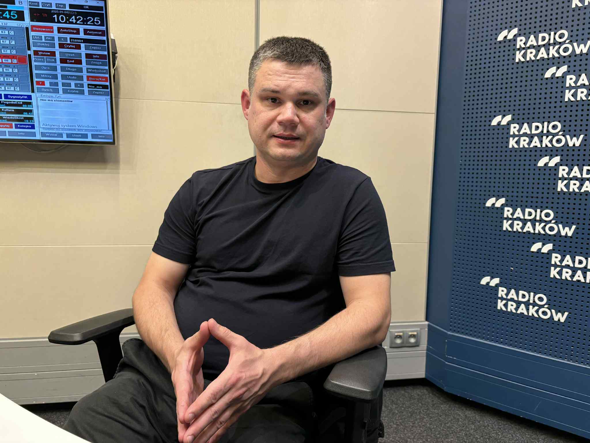 Piotr Banaś w studiu Radia Kraków, fot. Sylwia Paszkowska