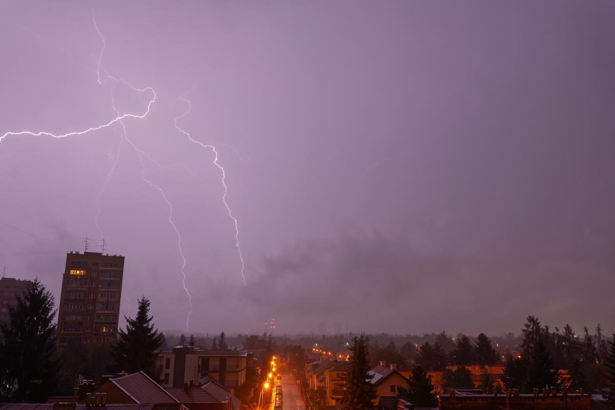 Powalone drzewa, zalane posesje. Przez Małopolskę przeszły gwałtowne burze