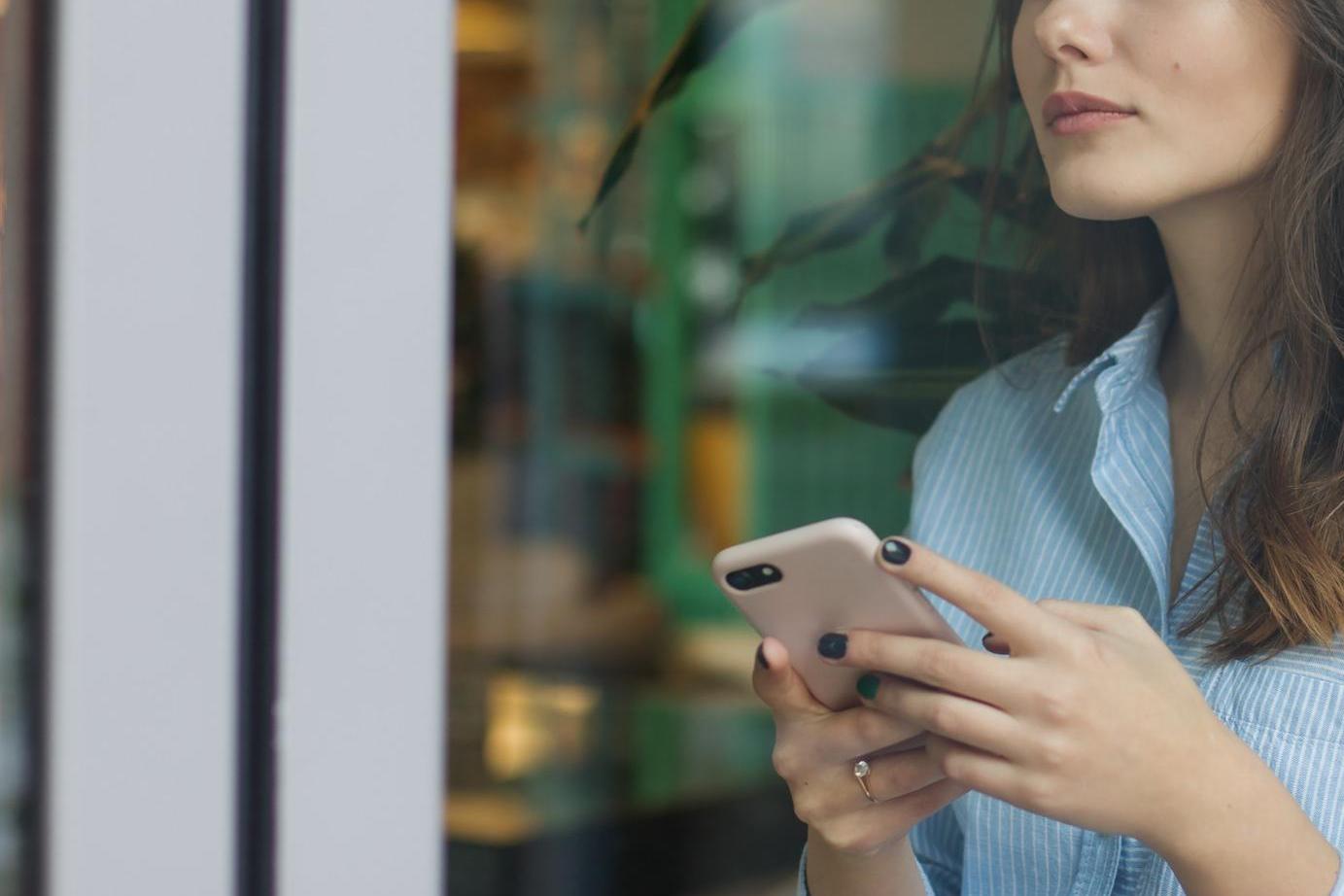 Internetowe reklamy z ofertą szybkiego zysku - kolejny sposób na wyłudzanie pieniędzy