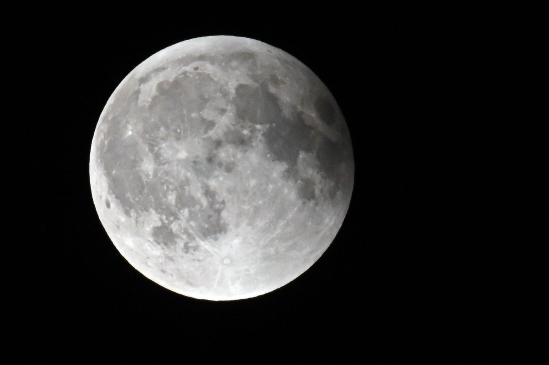 Ostatnie mnuty całkowitego zaćmienia księżyca widziane z Krakowa