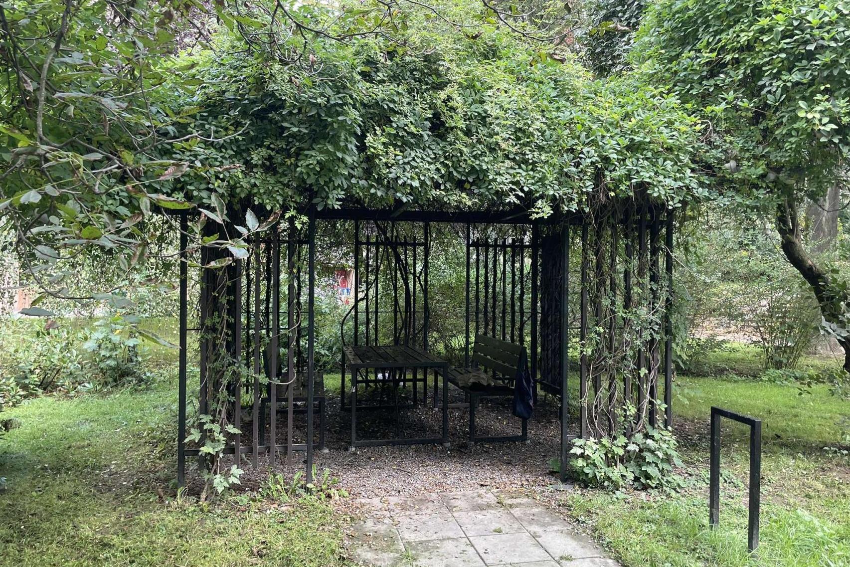 Miała być altanka w japońskim stylu, są nocne imprezy i hałasy