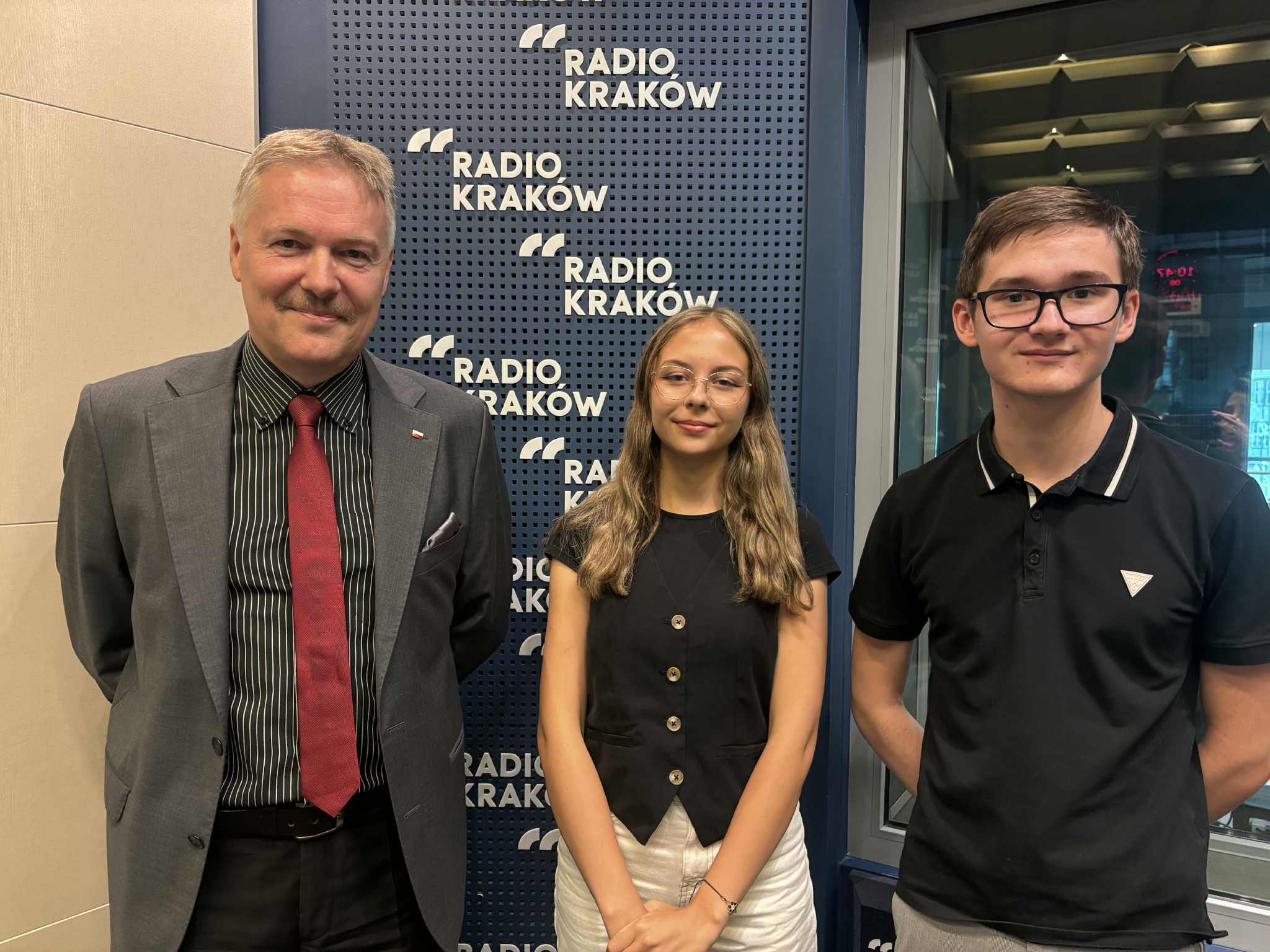 Artur Pasek, I Małopolski Wicekurator Oświaty, oraz Justyna Wojtas i Mateusz Gmer w studiu Radia Kraków, fot. Sylwia Paszkowska