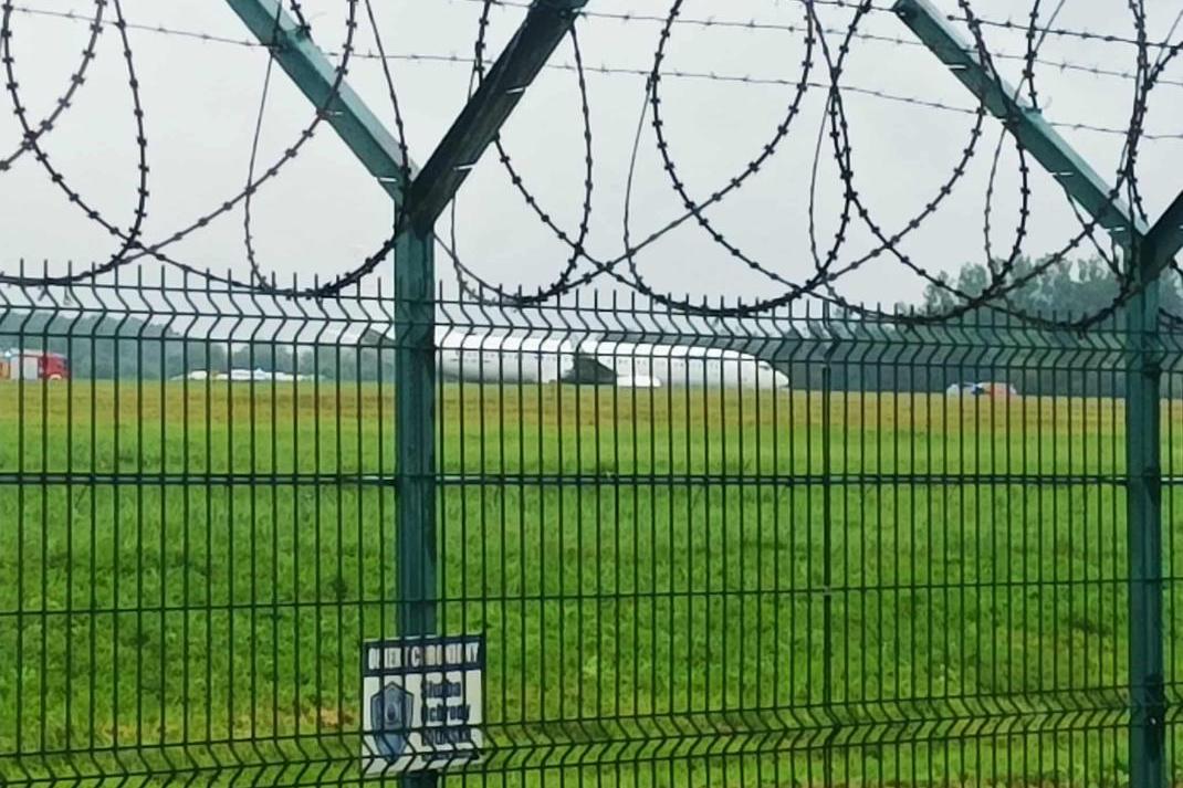 Samolot wypadł z pasa w Balicach, trwa akcja służb