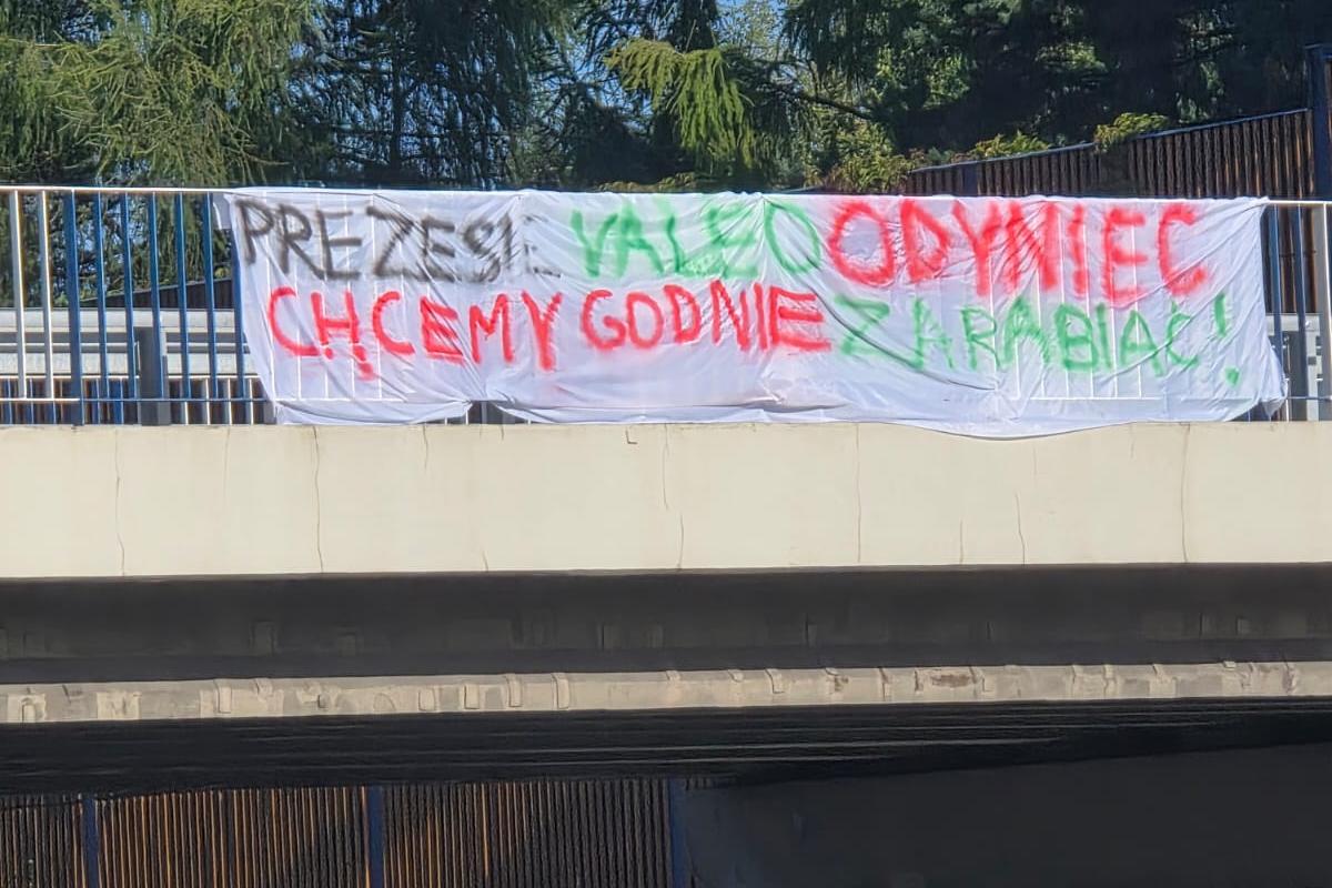 Choć referendum się nie odbyło, wielu pracowników wyszło przed zakład, a na budynku zawisły transparenty protestacyjne