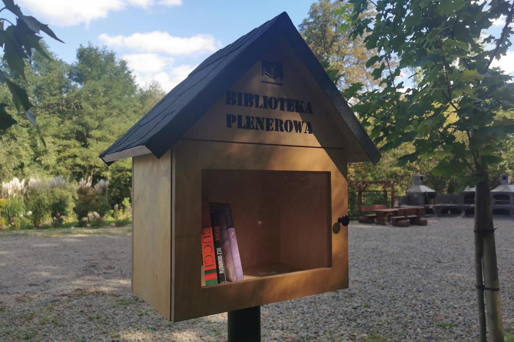 Małe drewniane domki, a w nich... książki. Nowa atrakcja Tuchowa