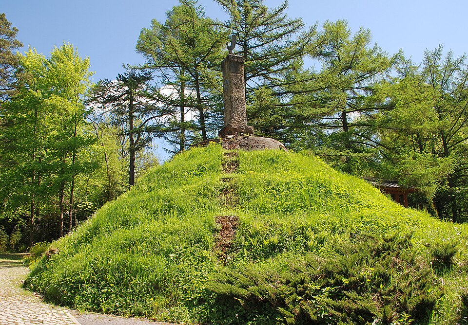 Krynica Zdrój, Kopiec K.Pułaskiego usypany w 1926 r. w 150. rocznicę jego śmierci (fot. H.Bielamowicz/Wikipedia)