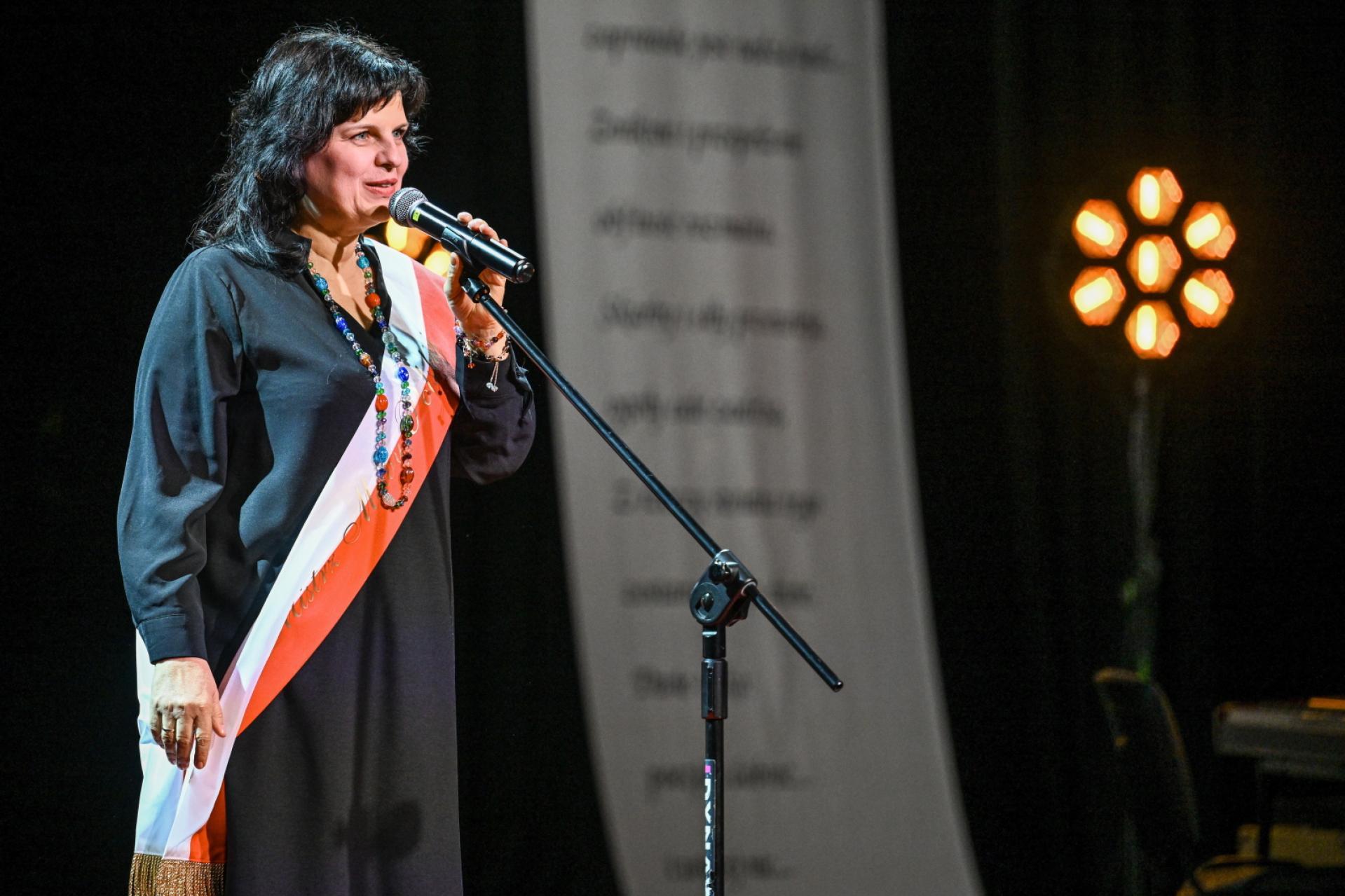 Barbara Stępniak-Wilk, piosenkarka i dziennikarka Radia Kraków, Mistrzem Mowy Polskiej. Gratulacje!