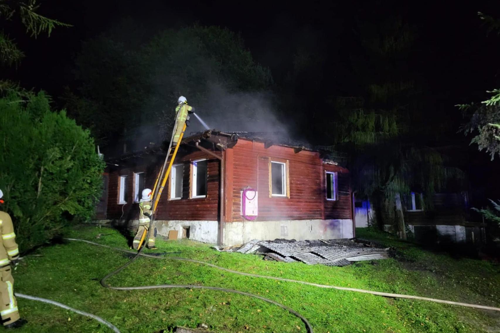 Nocny pożar drewnianego domu w Jurkowie, skomplikowana akcja strażaków