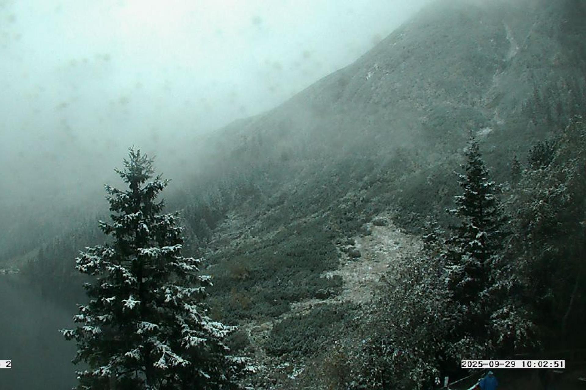 Załamanie pogody w Tatrach, śnieg i trudne warunki na szlakach