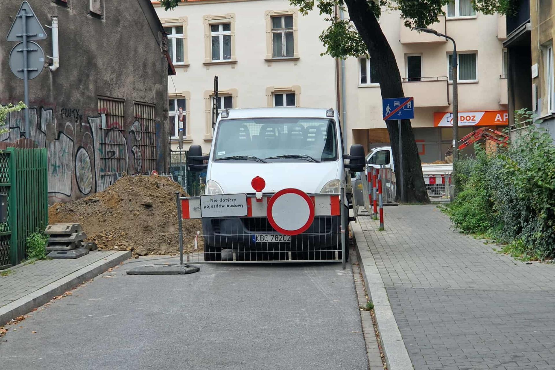 Ulica Gzymsików w Krakowie zablokowana. Kierowcy wpadają w pułapkę przez brak oznakowania