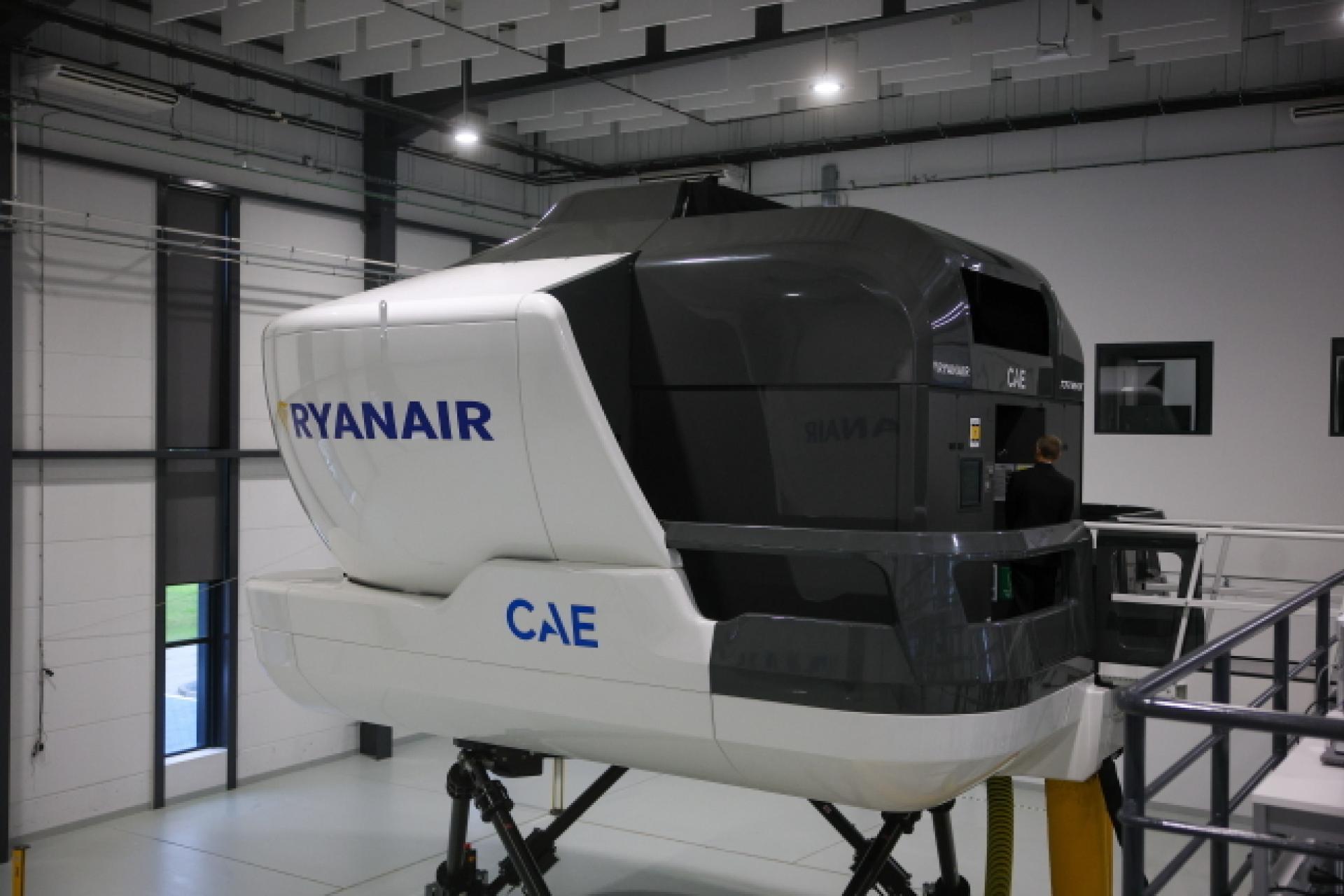 Ryanair otworzył centrum symulatorowo-treningowe przy lotnisku Kraków Airport. ZDJĘCIA