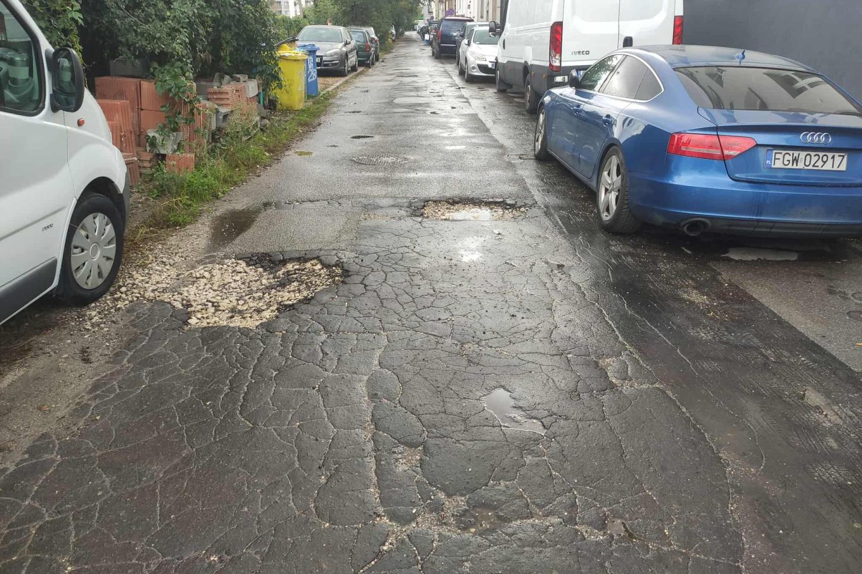 Mieszkańcy ulicy Langiewicza w Krakowie mają dość: dziury, brak remontów i zimowe utrudnienia