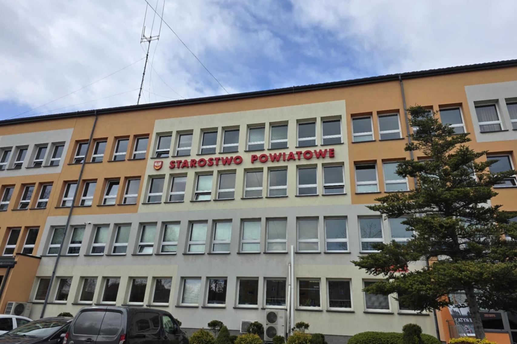 Tarnów: awantura wokół spotkania z Robertem Bąkiewiczem w budynku starostwa powiatowego