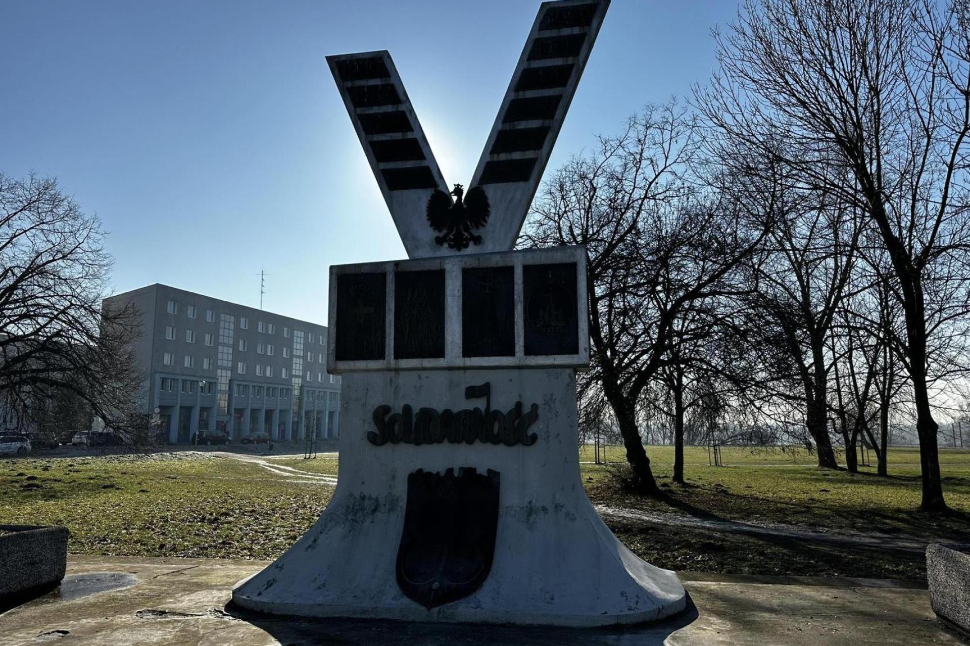 Co z remontem pomnika Solidarności w Nowej Hucie? Pieniędzy nie ma, jak się znajdą, kłopotem jest zima