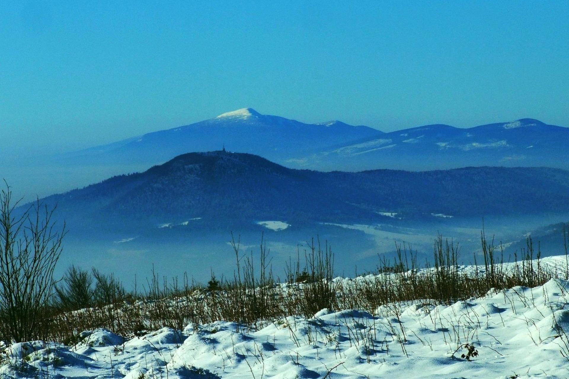 Dobre warunki na beskidzkich szlakach. W wyższych partiach Babiej Góry jest ślisko