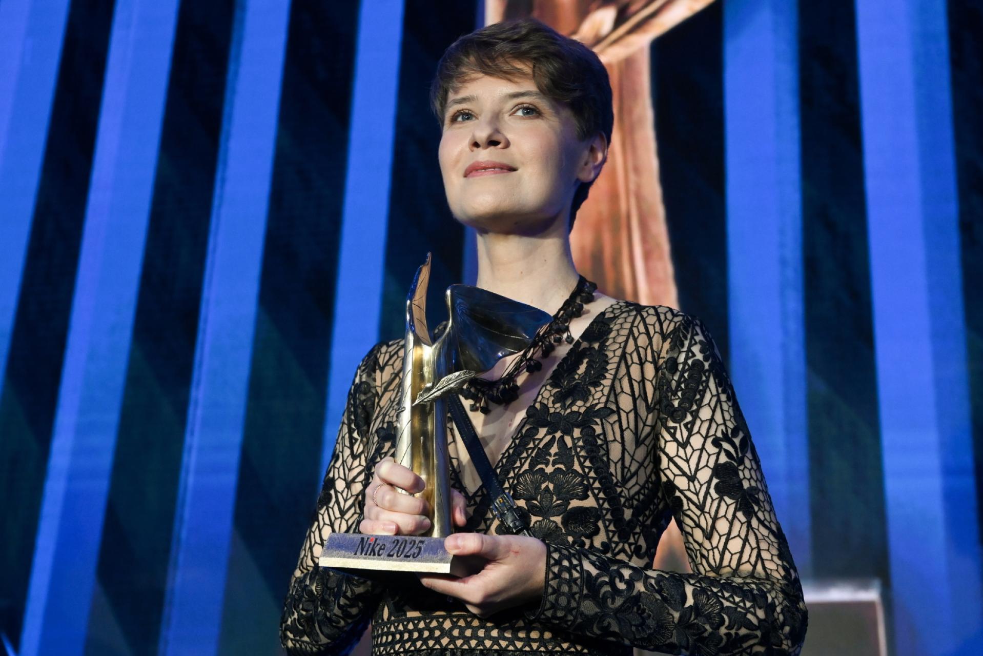 Eliza Kącka z Nagrodą Literacką Nike 2025 za książkę "Wczoraj byłaś zła na zielono"