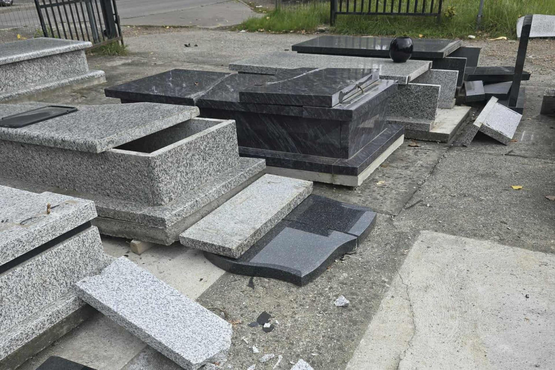 Wandale zniszczyli nagrobki z zakładu kamieniarskiego przy cmentarzu w Grębałowie