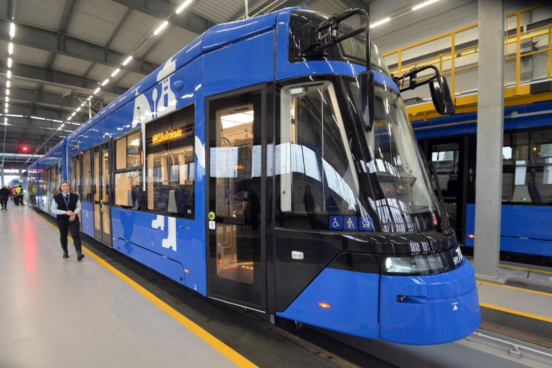 Krakowska komunikacja publiczna. Ciasno w tramawajach, tłok w autobusach, tłumy na przystankach