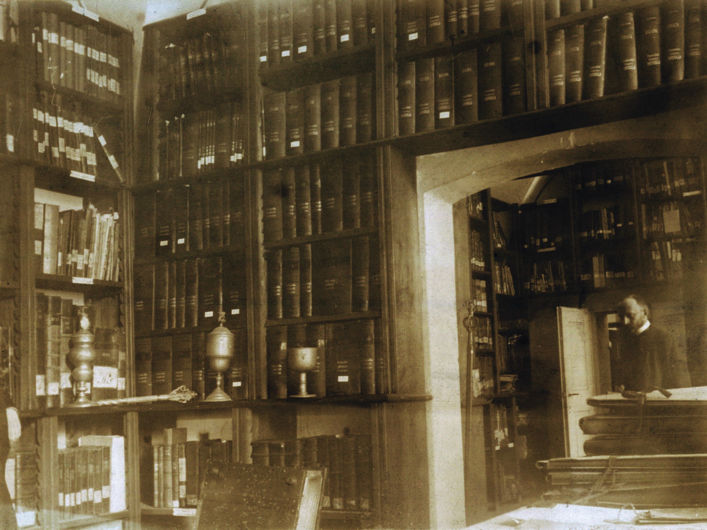 Magazyn archiwalny na parterze budynku przy ul. Siennej 16,  pocz. XX. w fot. nieznany, Archiwum Narodowe w Krakowie, Zbiór fotograficzny, sygn. 29/670/7335