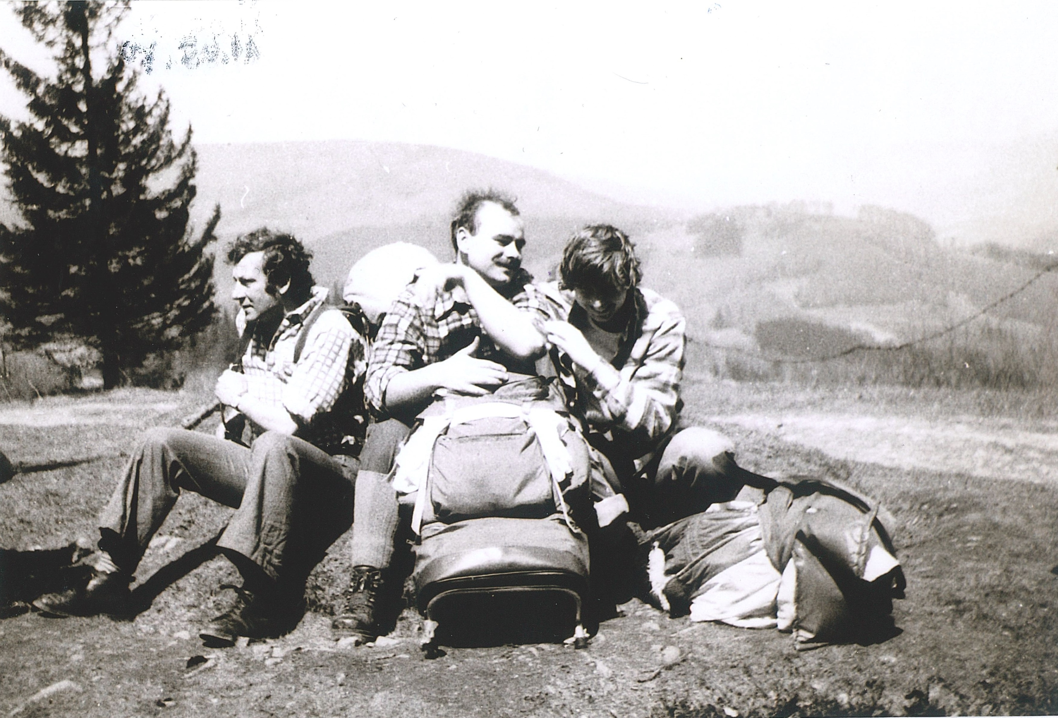 Ksiądz Józef Danch (pierwszy z lewej) wraz ze studentami z Duszpasterstwa Akademickiego podczas wyprawy w góry, 9-11 maja 1980 r. (zbiory Henryka Jakubca)