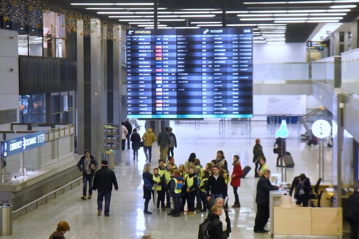 Dym w kabinie samolotu na lotnisku Kraków Airport. Ewakuacja pasażerów