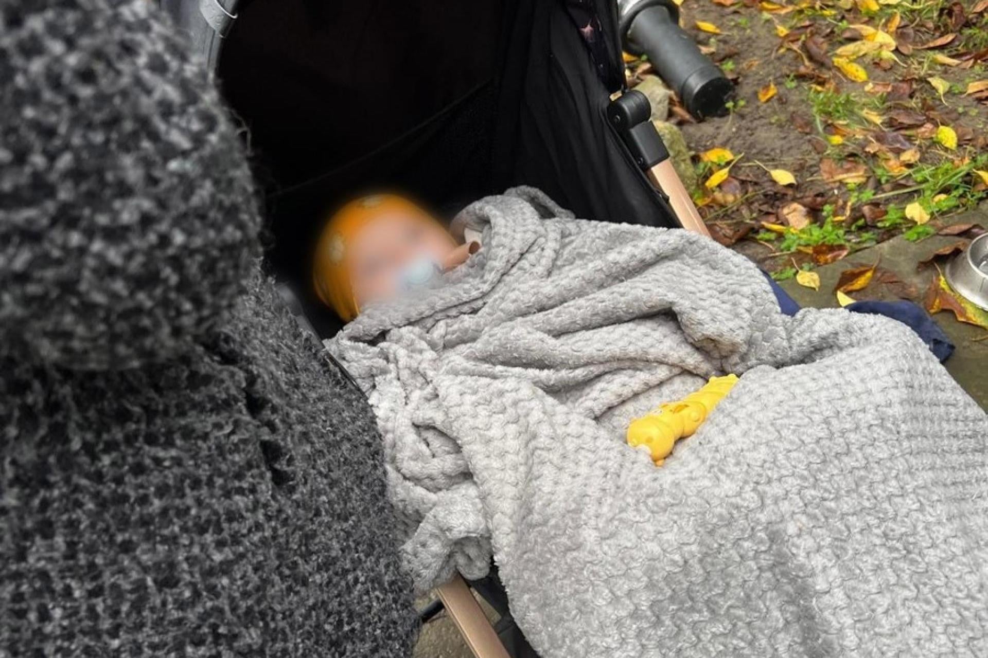 Poszukiwany ukrywał się z żoną i niemowlęciem w altanie działkowej. W organizmie dziecka była kokaina